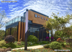 开设机械人编程、国际辩说等特色项