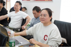 <b>永州东永农业成长无限公司总司理陈富深正在培</b>